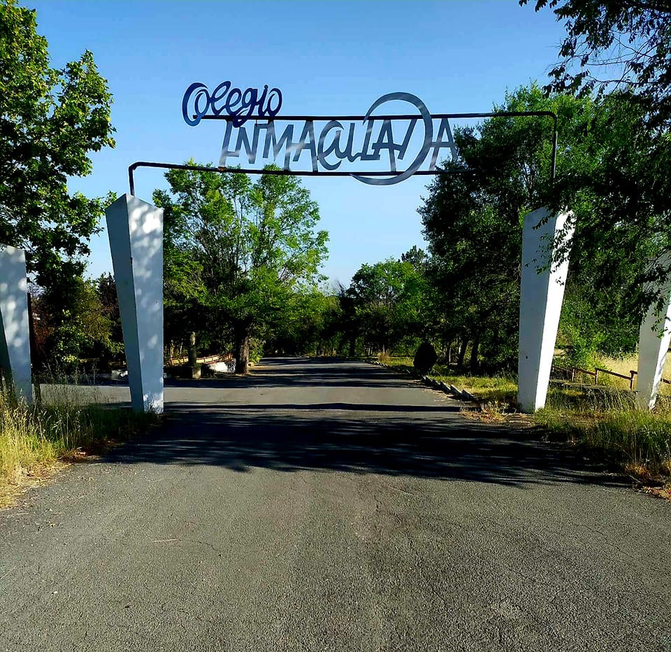Entrada principal del colegio e internado armentero