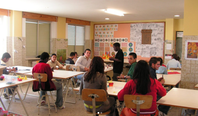 Alumnos del Colegio La Inmaculada de Armenteros trabajando en equipo mediante aprendizaje cooperativo en el aula